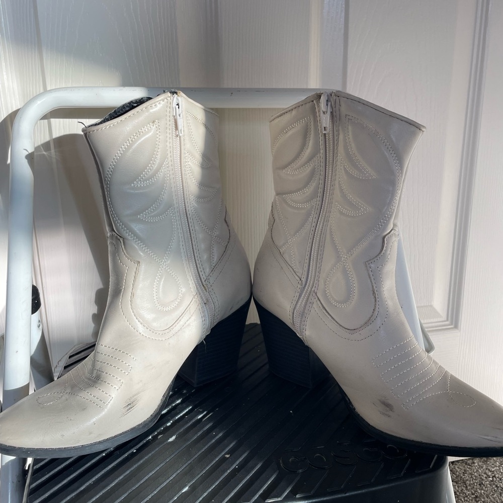 Stylish Gray Cowgirl Boots - Picture 3 of 5